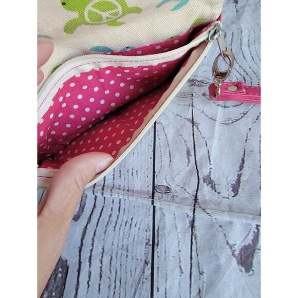 Bungalow 360 Canvas Wristlet Peace sea Turtles 7x3.5 Zip Hook Loop Closure - Picture 5 of 9